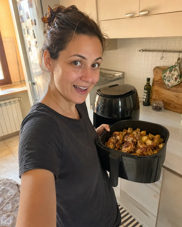 Cliente in cucina con la friggitrice ad aria